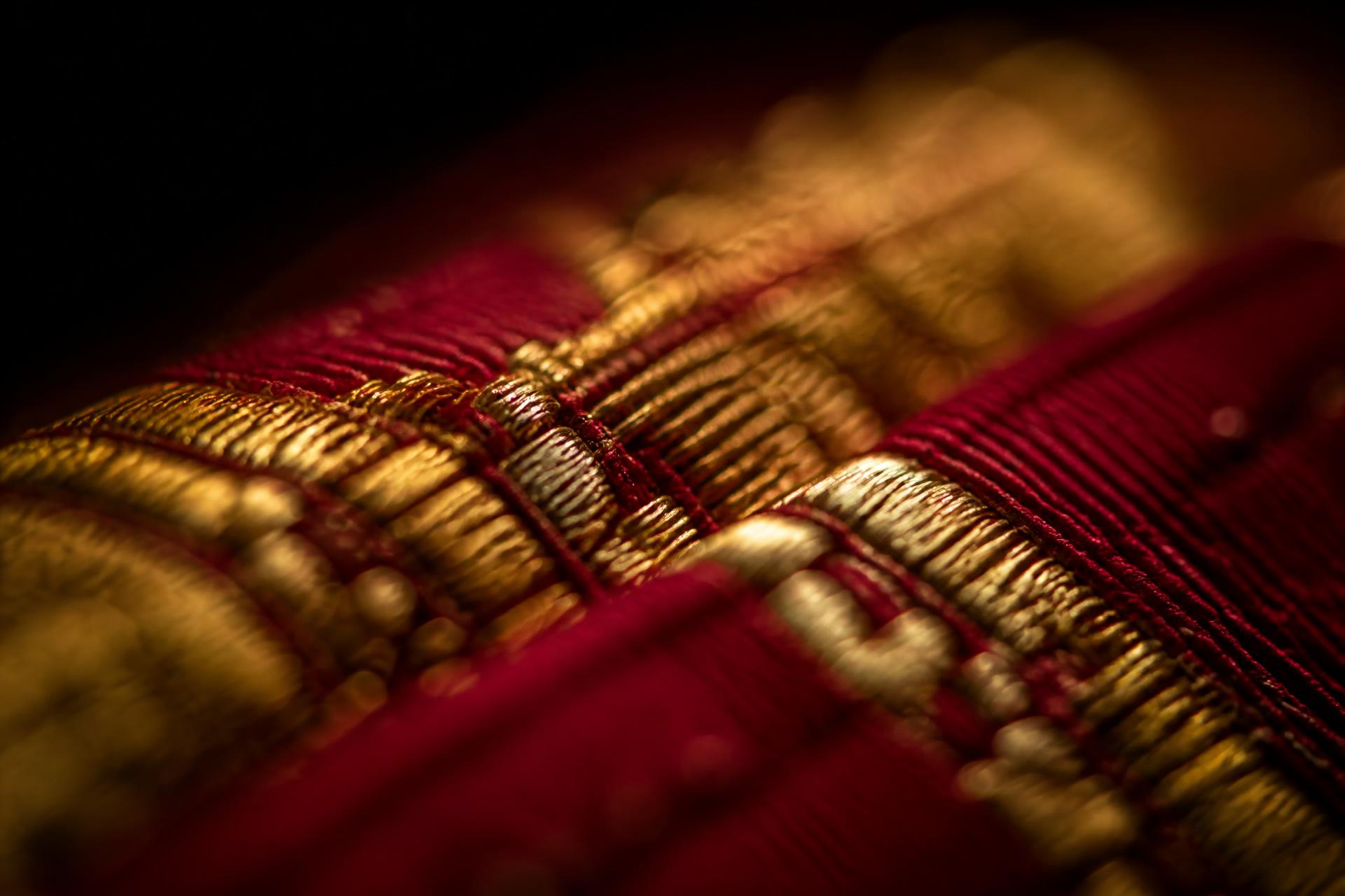 Warp meets weft. A conversation older than empires.